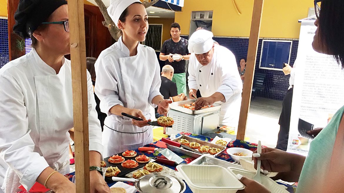 Feira da UNISUAM Oferece Degustação Vegana em Troca de Ração para Cães e Gatos!