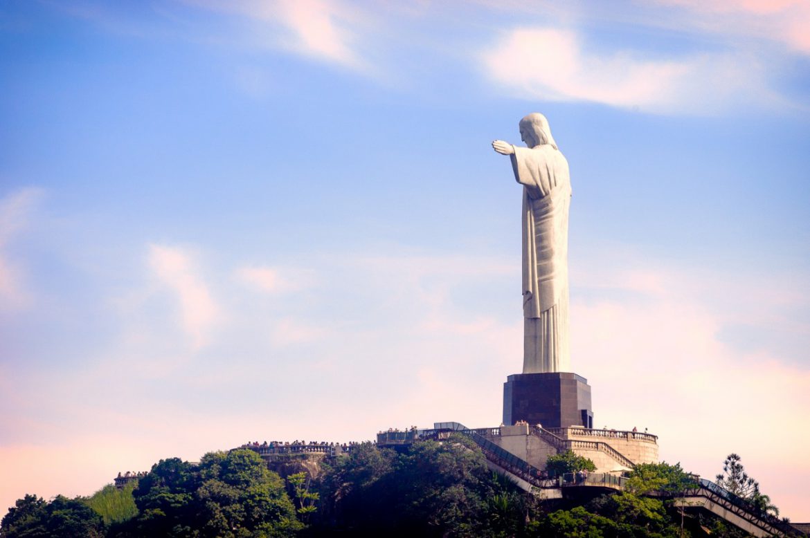 ASSERJ Homenageia Colaboradores de Supermercados em Festival Solidário de Música Inédito no Cristo Redentor!