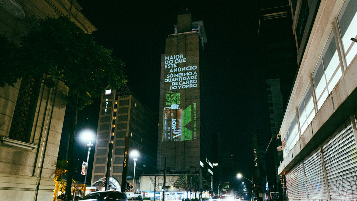 NotCo usa prédio em frente a Danone para expor a quantidade de carboidratos do YoPro