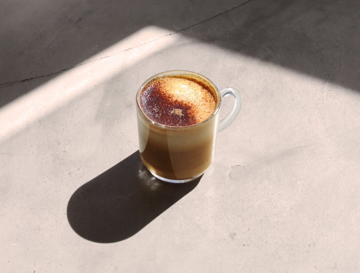 NotCo apresenta drink alcoólico feito com whisky, café e NotMilk