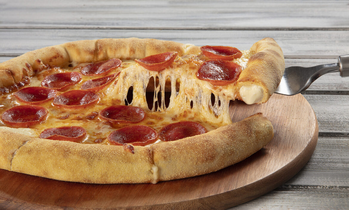 Domino’s Pizza lança borda recheada em parceria com a Catupiry® Original