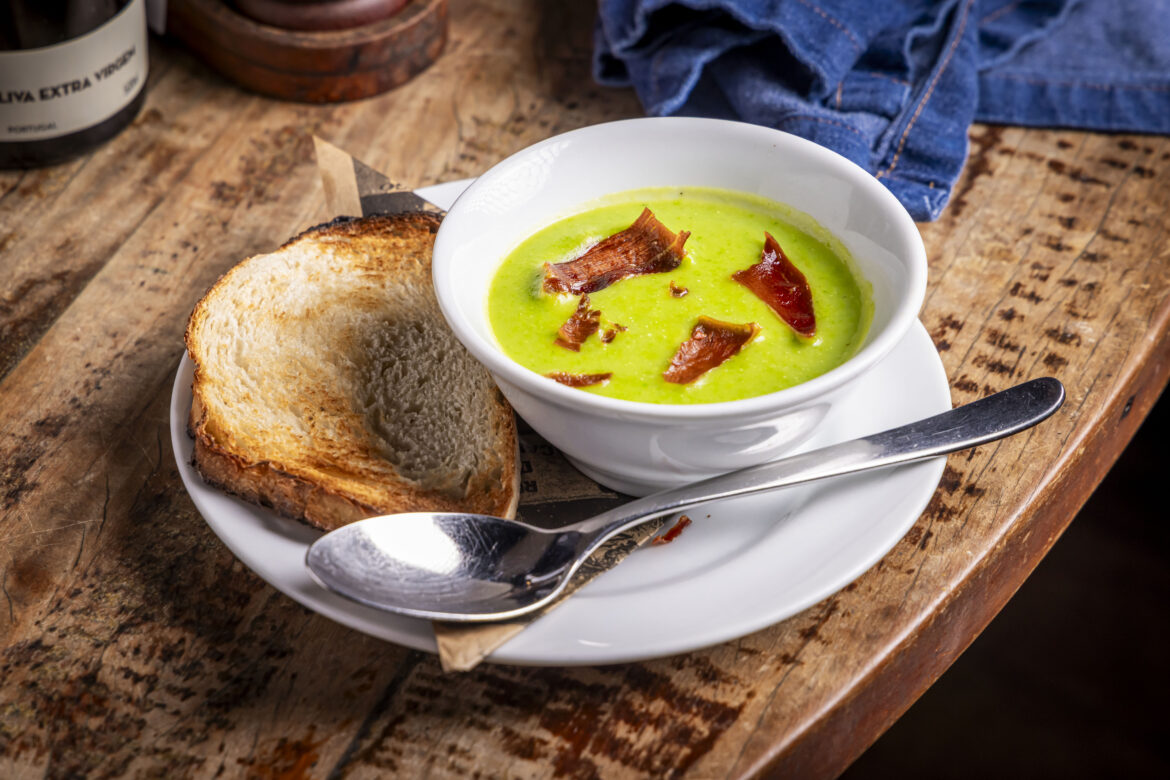 Adega Santiago aquece o inverno carioca com caldos e cremes especiais