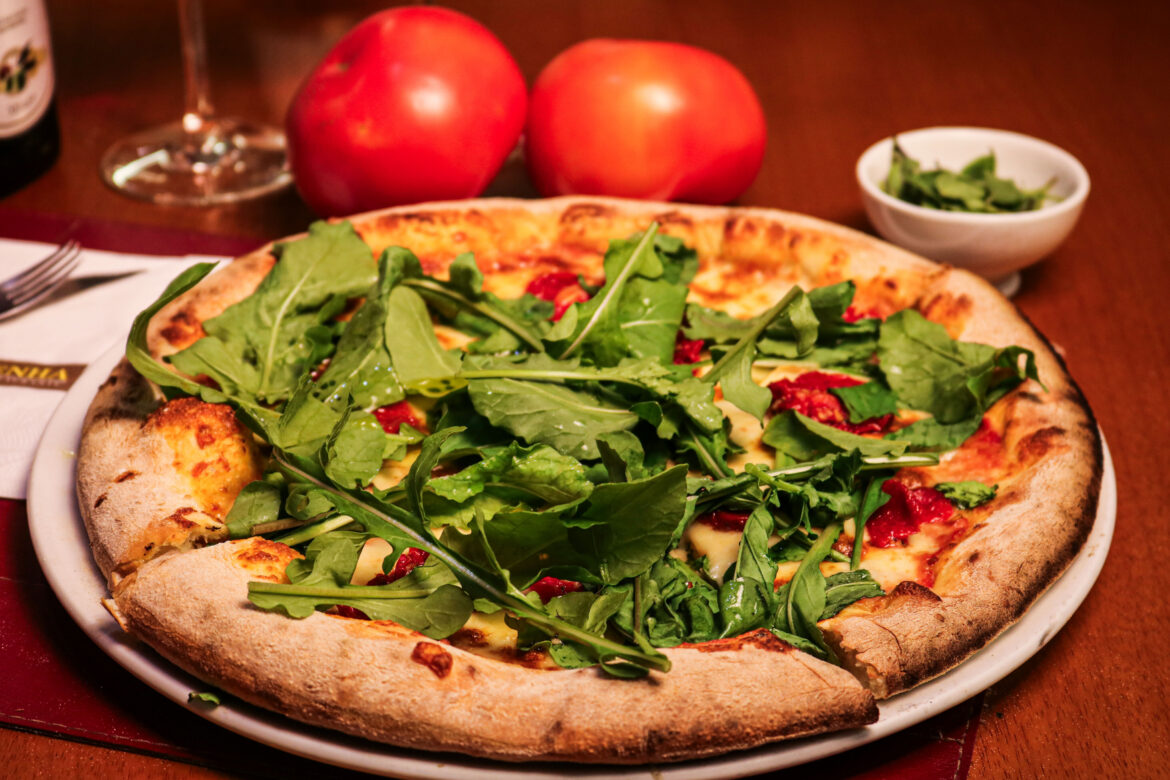 Do forno à mesa: o Mr. Lenha celebra o Dia da Pizza com elegância e sabor