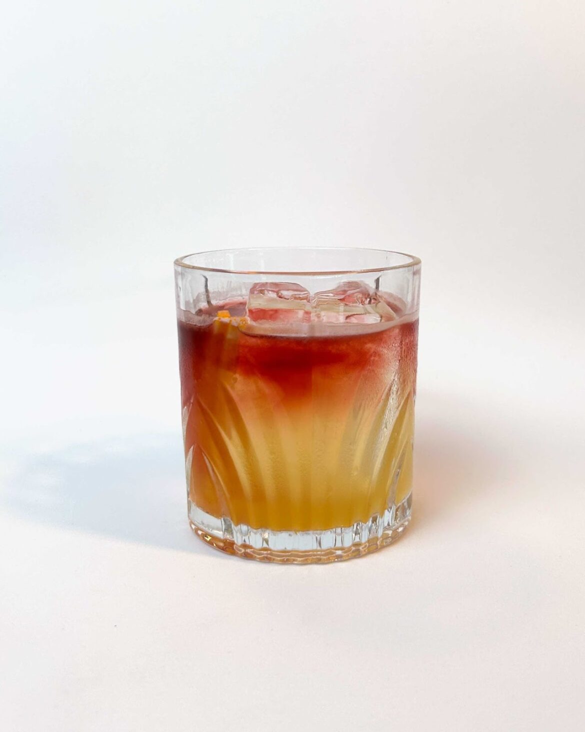 Drink com Old Parr, limão e vinho tinto combina sabor e elegância