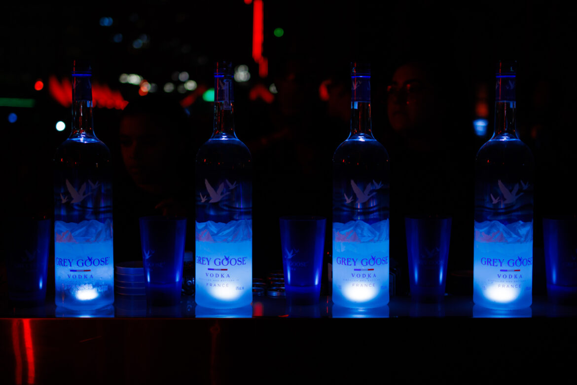 Com apenas 1.500 garrafas disponíveis, edição especial da Vodka Grey Goose Night Vision desembarca no Brasil