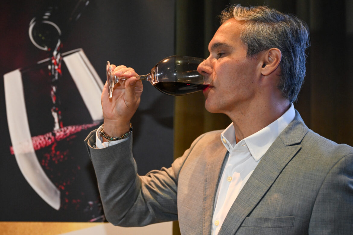 Dionísio Chaves assume a adega do Guanabara e eleva a experiência do vinho na rede