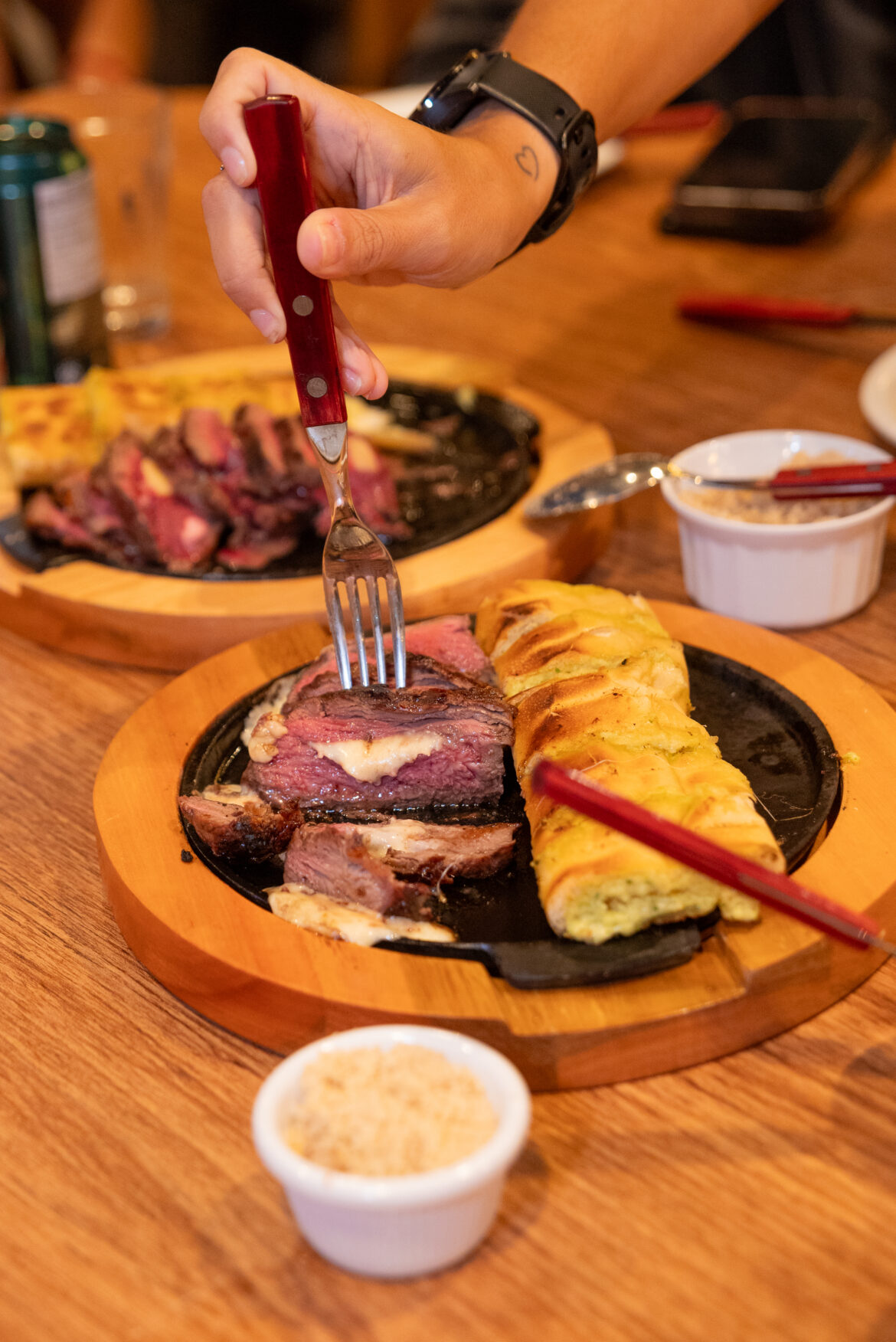 Brasa, mar e boa mesa: Baixo Araguaia abre nova casa na Praia do Pepê